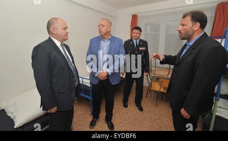 Brno, en Moravie. 27 juillet, 2015. Le ministre tchèque de l'intérieur, Milan Chovanec, deuxième à gauche, des visites pour les réfugiés en installation Zastavka près de Brno, en Moravie, en République tchèque, le 27 juillet 2015. À gauche est gouverneur de la région de Moravie du Sud Michal Hasek. © Igor Zehl/CTK Photo/Alamy Live News Banque D'Images