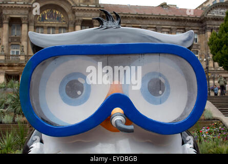 Birmingham, West Midlands, Royaume-Uni. 27 juillet, 2015. L'une des 89 sculptures hibou géant fait partie de la grande manifestation d'art Hoot. Les sculptures qui ont été décorées par différents artistes forment un sentier du centre-ville de Birmingham à Sutton Coldfield et Bournville à Winson Green. L'événement par l'entreprise par l'état sauvage dans l'Art en partenariat avec l'Hôpital pour enfants de Birmingham se poursuit jusqu'au 27 septembre 2015. Crédit : Colin Underhill/Alamy Live News Banque D'Images