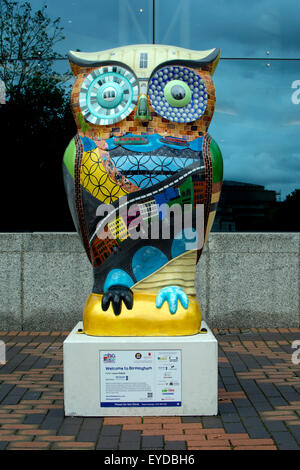 Birmingham, West Midlands, Royaume-Uni. 27 juillet, 2015. L'une des 89 sculptures hibou géant fait partie de la grande manifestation d'art Hoot. Les sculptures qui ont été décorées par différents artistes forment un sentier du centre-ville de Birmingham à Sutton Coldfield et Bournville à Winson Green. L'événement par l'entreprise par l'état sauvage dans l'Art en partenariat avec l'Hôpital pour enfants de Birmingham se poursuit jusqu'au 27 septembre 2015. Crédit : Colin Underhill/Alamy Live News Banque D'Images