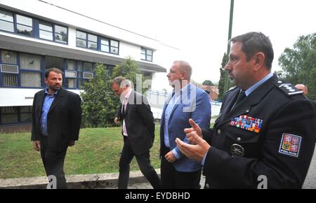 Brno, en Moravie. 27 juillet, 2015. Le ministre tchèque de l'intérieur, Milan Chovanec, deuxième à droite, des visites pour les réfugiés à Zastavka installation près de Brno, en Moravie, en République tchèque, le 27 juillet 2015. © Igor Zehl/CTK Photo/Alamy Live News Banque D'Images