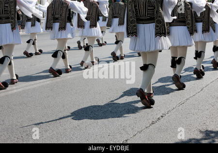 Jambes en collants, chaussures, gilet et tsarouhia glands de marcher dans l'infanterie grecque Athènes Syntagma, la Grèce. Banque D'Images