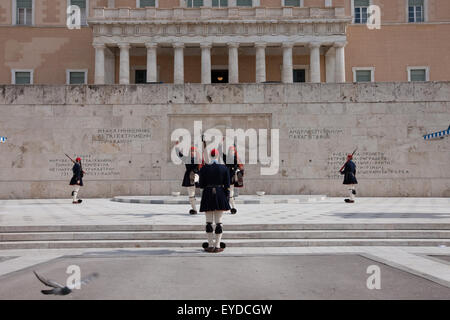 Tsoliades/ Evzones changer les gardiens de la tombe du soldat inconnu à la place Syntagma, le port d'hiver (bleu foncé) tenue. Banque D'Images