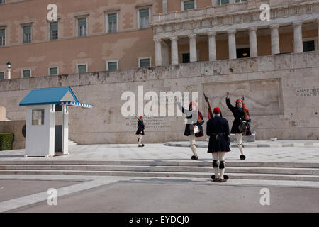 Tsoliades/ Evzones changer les gardiens de la tombe du soldat inconnu à la place Syntagma, le port d'hiver (bleu foncé) tenue. Banque D'Images