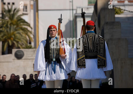 Deux evzones grecs ou Tsoliades s'excluant l'autre au cours du changement de garde présidentielle. Place Syntagma, Athènes, Grèce Banque D'Images