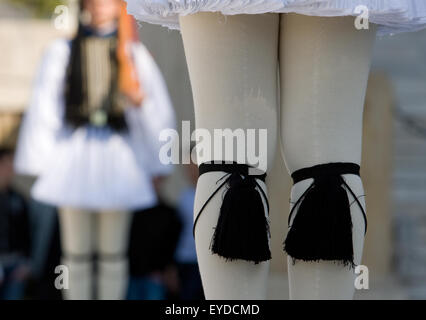 Les jambes d'evzones grecs en collants et glands décoration. Place Syntagma, Athènes, Grèce Banque D'Images