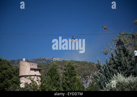 Baudeun, Provence, France. 27 juillet, 2015. Pompiers français regarder comme les avions et hélicoptères de lutte contre un incendie de forêt sur une colline dans le parc national du Verdon, Provence, Sud de la France, qui a éclaté après un été très sec. Crédit : à vue/Photographique Alamy Live News Banque D'Images