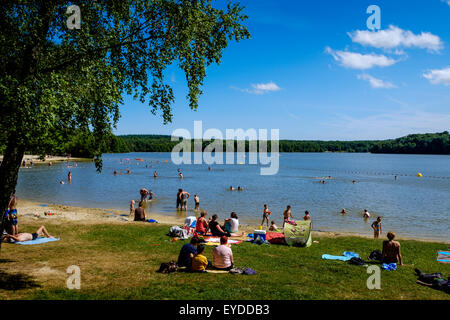 Les personnes bénéficiant de l'été météo à Sillé Plage à Sillé-le-Guillaume, Pays de la Loire, France Banque D'Images