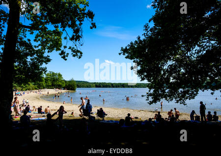 Les personnes bénéficiant de l'été météo à Sillé Plage à Sillé-le-Guillaume, Pays de la Loire, France Banque D'Images