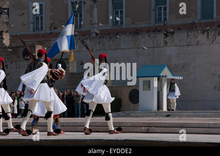 Régiment grec Euzones arrivée au site du monument du Soldat inconnu à la place de Syntagma, à assister à une surface de cérémonie. Athènes Banque D'Images