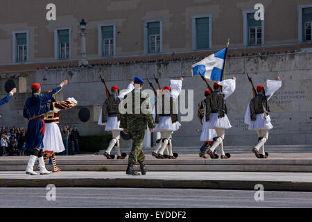 Ensign evzones grecs arrivant à le soldat inconnu monument à la place de Syntagma m2, d'assister à une cérémonie annuelle de la manifestation. Athènes Banque D'Images