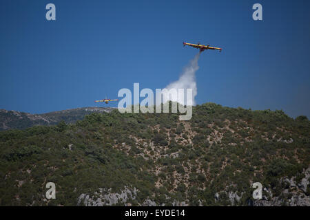 Baudeun, Provence, France. 27 juillet, 2015. Pompiers français regarder comme les avions et hélicoptères de lutte contre un incendie de forêt sur une colline dans le parc national du Verdon, Provence, Sud de la France, qui a éclaté après un été très sec : Crédit photographique à vue/Alamy Live News Banque D'Images