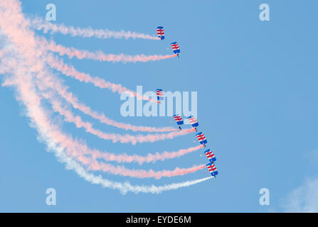 L'équipe de démonstration de parachutisme Falcons RAF à Sunderland Airshow 2015 Banque D'Images