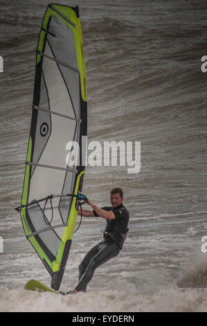 Shoreham, East Sussex, Royaume-Uni. 27 juillet 2015. Têtes de planche à voile pour la plage. Très venteux sur la côte sud Banque D'Images