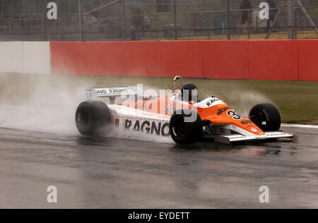 L'Abbé David conduit un 1982 A4, des flèches, dans de fortes pluies, au cours d'une séance de qualification pour la maîtrise de la FIA de Formule 1 historiques Banque D'Images