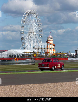 Geoff Gordon, la conduite d'un 1961, Alfa Romeo Giulietta ti, autour de la boucle bend à Silverstone, avec le plaisir de juste derrière elle. Banque D'Images