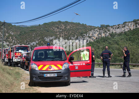 Baudeun, Provence, France. 27 juillet, 2015. Pompiers français regardez un avion lutter contre un incendie de forêt sur une colline dans le parc national du Verdon, Provence, Sud de la France, qui a éclaté après un été très sec. Banque D'Images