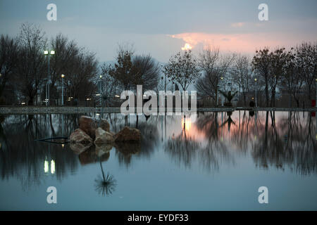 Scène du parc au crépuscule à Souleimaniyeh, Kurdistan irakien, l'Irak Banque D'Images