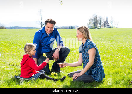 Family having barbecue in garden Banque D'Images