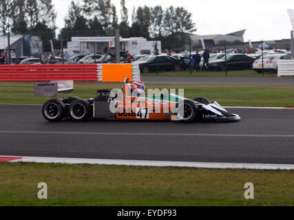 Jeremy Smith au volant d'une 1976, six roues 2-4-0 Mars, dans la maîtrise de la FIA de Formule 1 historiques au Silverstone Classic Banque D'Images