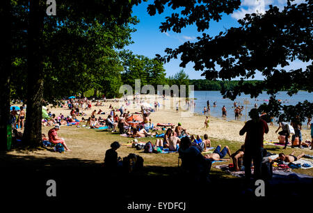 Les personnes bénéficiant de l'été météo à Sillé Plage à Sillé-le-Guillaume, Pays de la Loire, France Banque D'Images