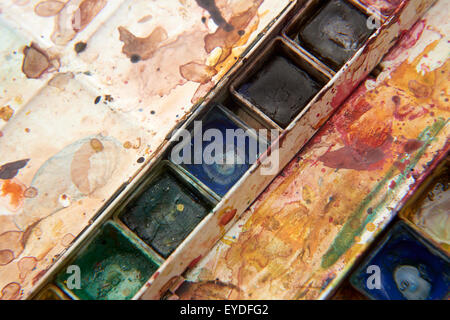 Les peintures et aquarelles, l'équipement de peinture enfantine et les Pinceaux, peinture à l'eau colorée, de l'eau peintures de couleur Banque D'Images