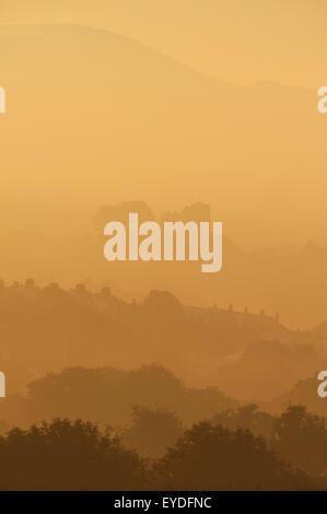 La Ville et le château de Lewes tôt un matin d'automne, Misty, East Sussex, UK Banque D'Images