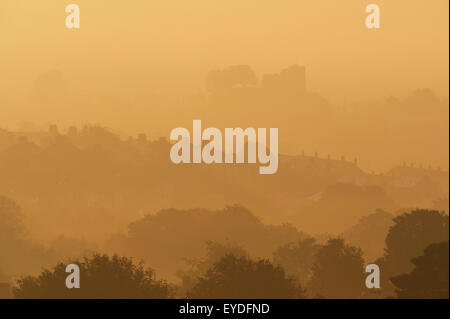 La Ville et le château de Lewes tôt un matin d'automne, Misty, East Sussex, UK Banque D'Images