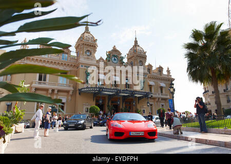 Casino de Monte-Carlo, Monaco, Monte-Carlo, 25.09.2008 : Casino Monte-Carlo, rouge Ferrari sur la place, les touristes ferrari Banque D'Images