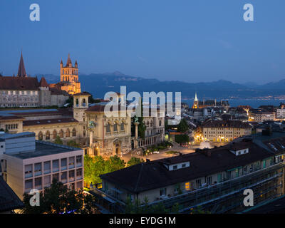 Lausanne centre-ville le soir, donnant sur la Place de la Riponne Banque D'Images