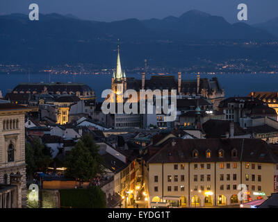 Lausanne centre-ville le soir, donnant sur la Place de la Rippone vers le lac de Genève Banque D'Images