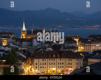 Lausanne centre-ville le soir, à au-dessus du lac Léman à Evian Banque D'Images