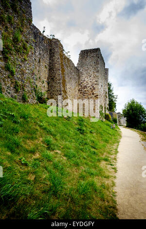 Les murs du château, dans le pittoresque village de Sainte-Suzanne, Pays de la Loire, France Banque D'Images