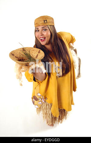 Un Acjachemen Juaneno ou Native American Woman en costume traditionnel affiche un panier de produits locaux dans un panier Banque D'Images