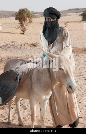 Le Niger, désert du Sahara, région d'Agadez, l'homme touareg Agadez ; d'ânesse Banque D'Images
