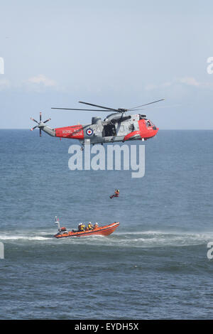 Un Sea King de la Marine royale d'hélicoptères UH5 fonctionne à Sunderland International Airshow, Angleterre. Le Sea King plane sur l'Amérique du S Banque D'Images