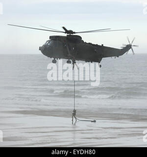 Un Sea King de la Marine royale hélicoptère Mk4 effectue un assaut de plage à Sunderland International Airshow, Angleterre. Banque D'Images