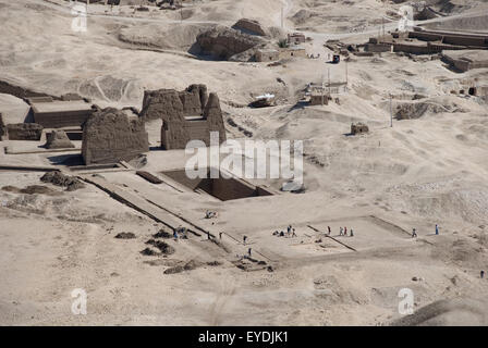 Louxor, Egypte, tombeau de Montuemhat (TT34) dans les Grands Tombeaux de el-Asasif : vue depuis la colline. Banque D'Images