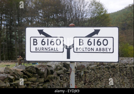 Une vieille route de sens pré-Worboys sign in situ encore près de Barden, Yorkshire, Angleterre Banque D'Images