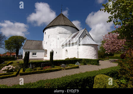 Toute l'église romane Nylars Kirke (12.c.), à l'île de Bornholm, Danemark Banque D'Images