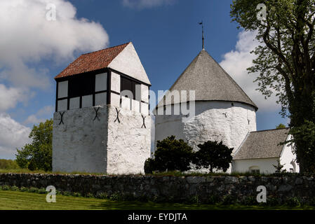 Toute l'église romane Nylars Kirke (12.c.), à l'île de Bornholm, Danemark Banque D'Images