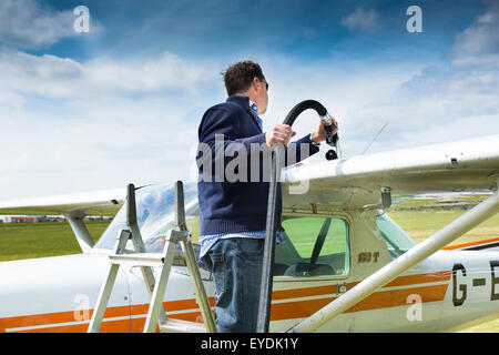 Ravitaillement en vol un avion léger Cessna 152 Banque D'Images