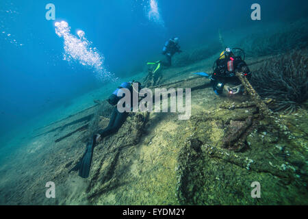 Les amateurs de plongée sous-marine à la découverte d'un naufrage, la mer Adriatique, la Dalmatie, Croatie Banque D'Images