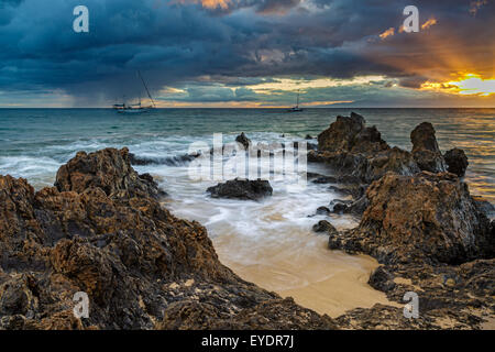 Coucher de soleil spectaculaire sur la côte du Kamaole Beach à Kihei sur Maui, Hawaii Banque D'Images