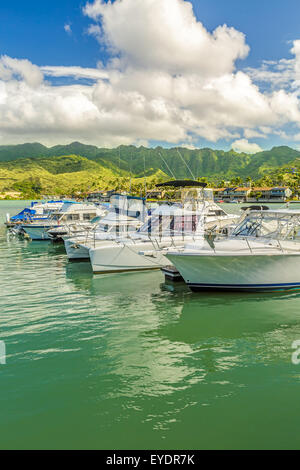 Belle vue sur les montagnes de Koolau de Koko Marina à Hawaii, Oahu, Hawaii Kai Banque D'Images