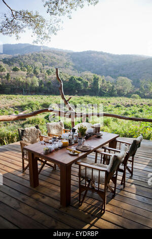 Kenya, table de petit déjeuner mis en place sur le porche à Kitich camp ; Mathews Mountain Range Banque D'Images