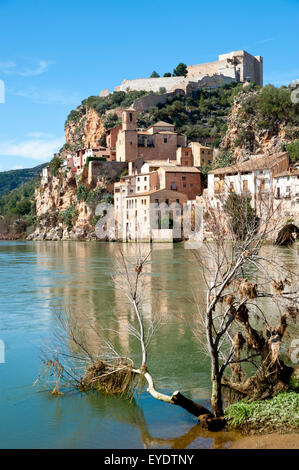 Vues de Miravet, Èbre et château, Miravet, Tarragone, Espagne Banque D'Images