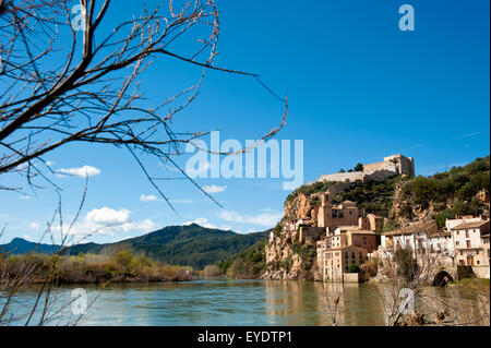 Vues de Miravet, Èbre et château, Miravet, Tarragone, Espagne Banque D'Images