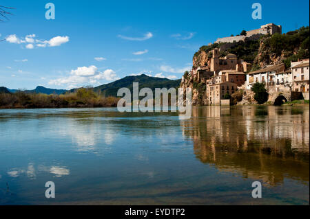 Vues de Miravet, Èbre et château, Miravet, Tarragone, Espagne Banque D'Images