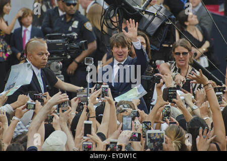 New York, USA. 27 juillet, 2015. Tom Cruise à vagues les fans au cours de Mission Impossible : État voyou Premiere à New York à Times Square, New York City. Credit : Sumit Shrestha/ZUMA/Alamy Fil Live News Banque D'Images