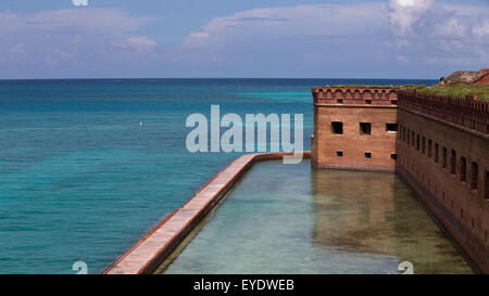 Douves entourant Fort Jefferson, Dry Tortugas National Park, Florida, United States of America Banque D'Images